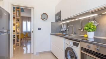 Kühlschrank, Mikrowelle, Ofen, Herdplatte