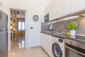 Frigorifero, microonde, forno, piano cottura