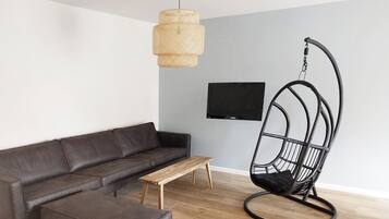 Een televisie en een open haard