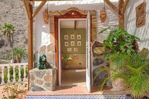 Exterior detail - Pet-Friendly 'Finca Rural Los Tanquillos' with Mountain View, Pool, Wi-Fi, A/C, Terrace & Garden (San Bartolomé de Tirajana)