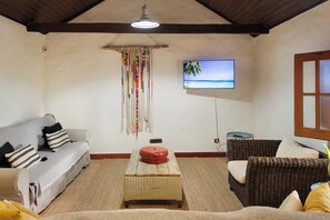 Fernseher, Tischtennisplatte, Stereoanlage