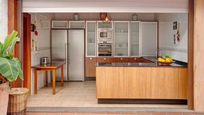 A kitchen with a wooden island, stainless steel appliances, and a potted plant. - Pet-Friendly 'Finca Rural Los Tanquillos' with Mountain View, Pool, Wi-Fi, A/C, Terrace & Garden (San Bartolomé de Tirajana)