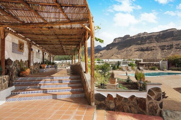 Property grounds - Pet-Friendly 'Finca Rural Los Tanquillos' with Mountain View, Pool, Wi-Fi, A/C, Terrace & Garden (San Bartolomé de Tirajana)