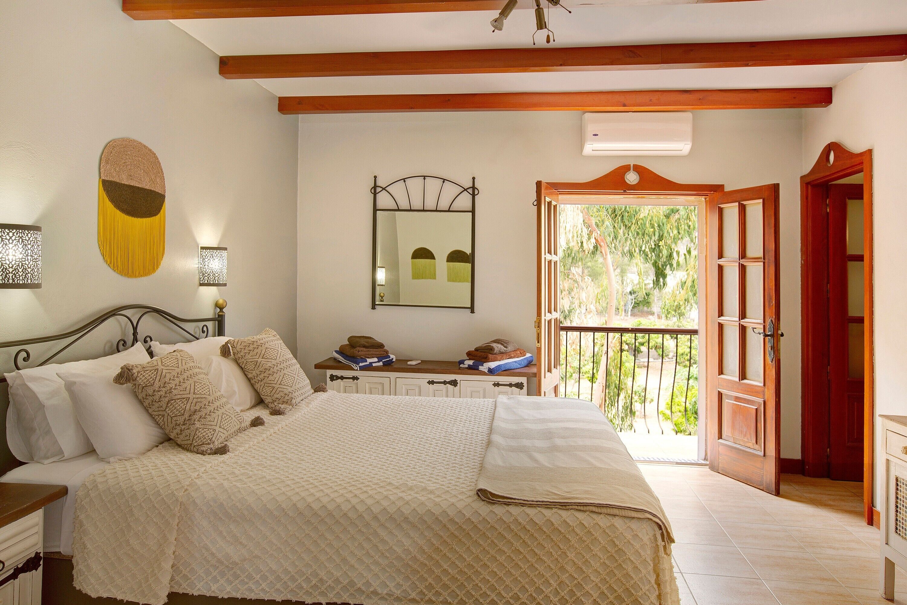 8 bedrooms, iron/ironing board, free WiFi, bed sheets