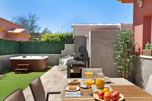 Outdoor dining - Villa "Villa Hyc Playa de las burras escapada soleada con jacuzzi (Maspalomas)