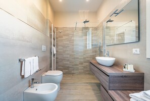 Shower, hair dryer, towels - Villa Le Terme with Pool, Whirlpool, Garden, Terrace, BBQ, A/C & Wi-Fi (Monsummano Terme PT)