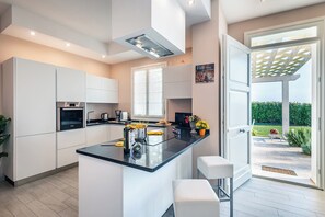 Frigorífic, microones, forn i placa de cuina 