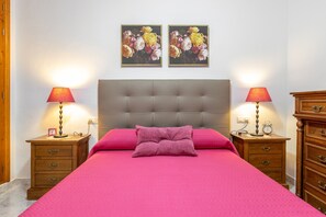 3 slaapkamers, een strijkplank/strijkijzer, gratis wifi, beddengoed