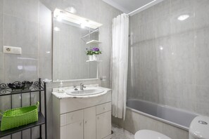 Een bad, een haardroger, handdoeken