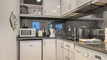 Refrigerador, microondas, parrilla de estufa y cafetera y tetera