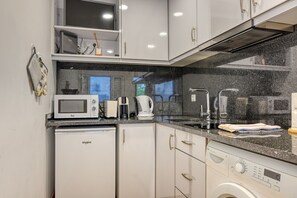 Geladeira, micro-ondas, cooktop, cafeteira/chaleira