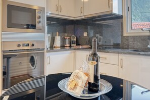 Geladeira, micro-ondas, fogão, cooktop