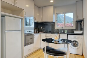 Geladeira, micro-ondas, fogão, cooktop