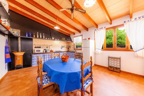 Kjøleskap, mikrobølgeovn, kokeplater og kaffetrakter/tekoker