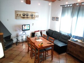 Fernseher, Kamin, Bücher