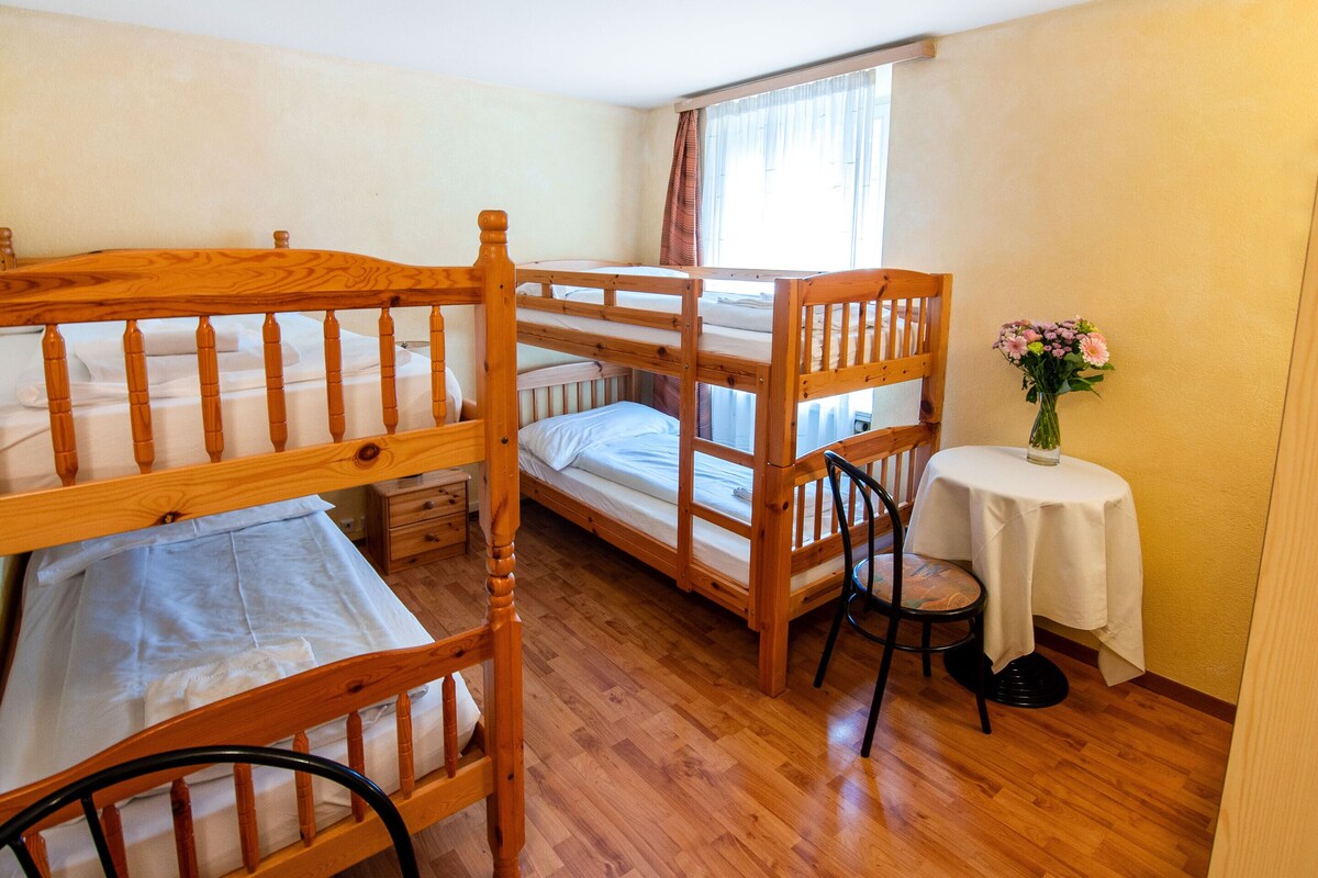 Kamar Quadruple Ekonomi | Wi-Fi gratis dan seprai linen
