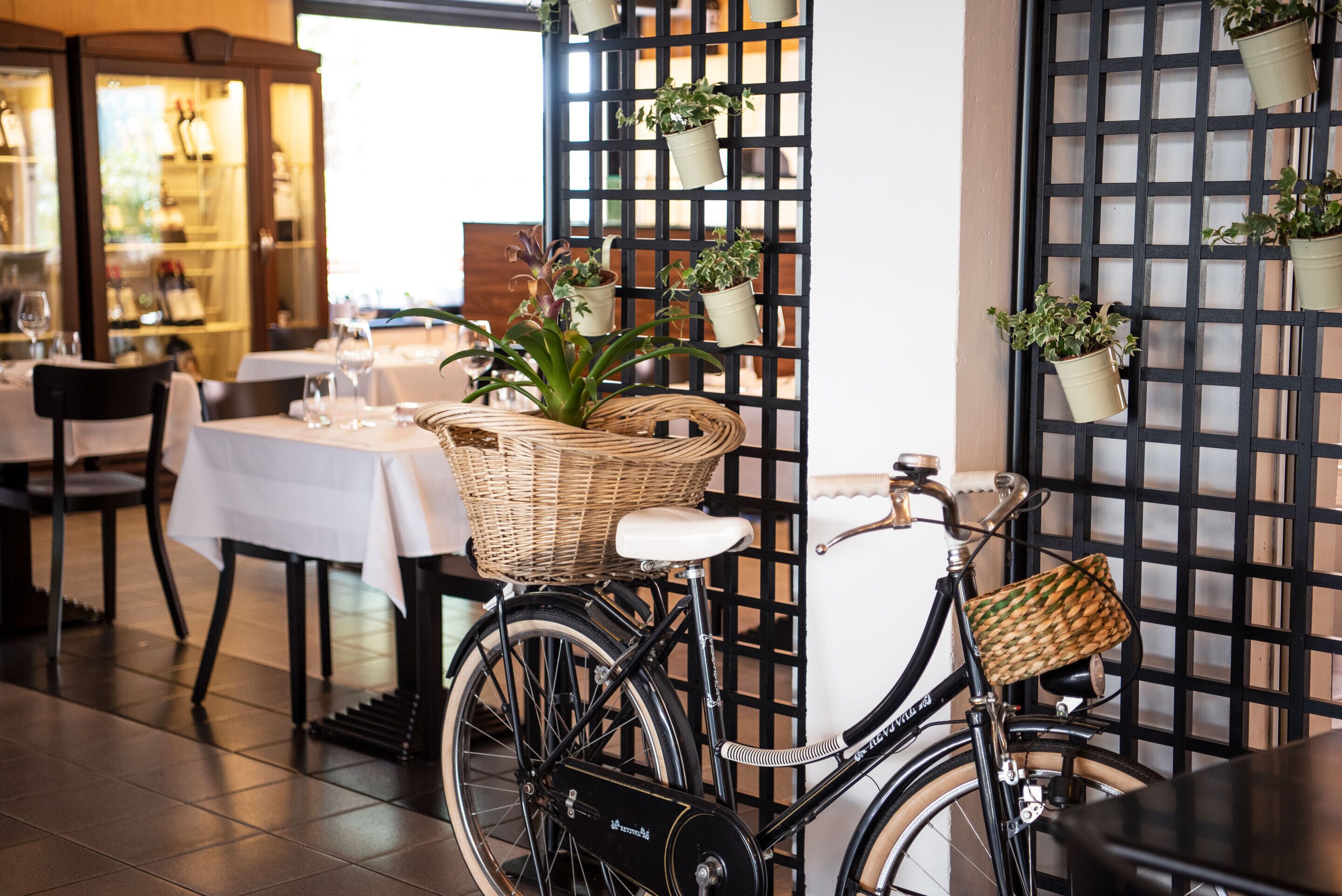 Petit déjeuner, déjeuner et dîner servis sur place