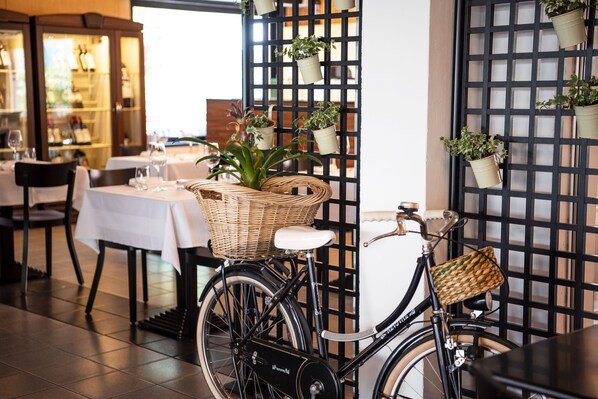 Petit déjeuner, déjeuner et dîner servis sur place