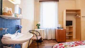 Economy six-bed room with shared bathroom | Free WiFi, bed sheets