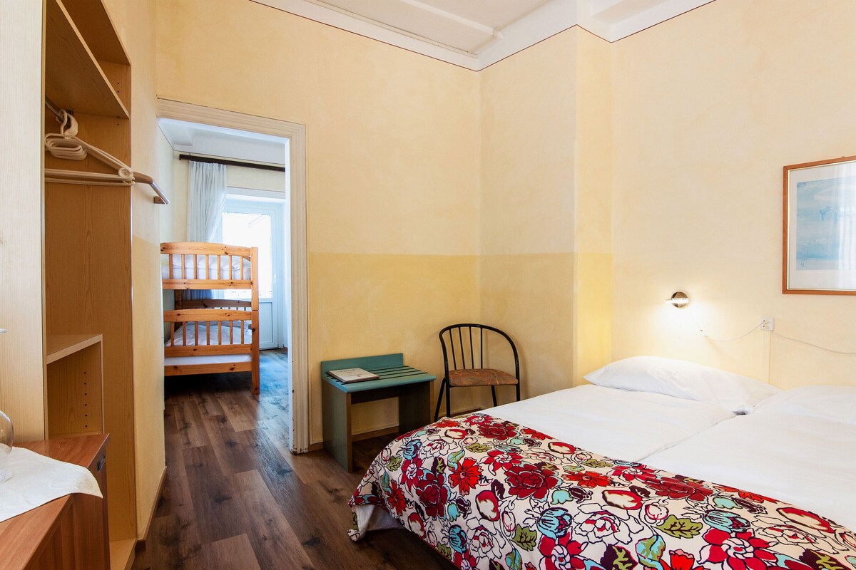 Economy six-bed room with shared bathroom | Wi-Fi gratis dan seprai linen