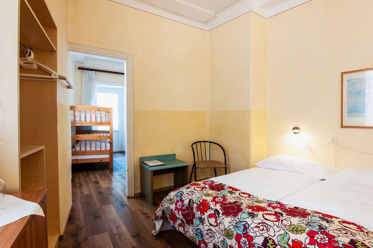 Economy six-bed room with shared bathroom | Wifi gratis y ropa de cama