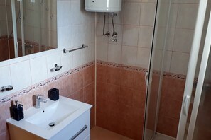 Shower - Apartment in Bibinje with Pool near the Sea (Bibinje)