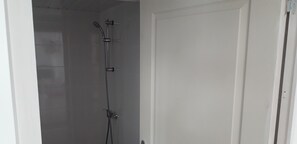 Douche, serviettes fournies, papier toilette