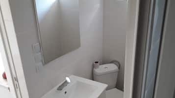 Chuveiro, toalhas de banho, papel higiĂȘnico