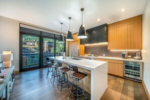 Microondas, parrilla de estufa, lavavajillas y cafetera y tetera 