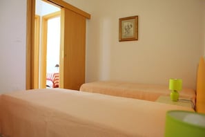 2 bedrooms, travel crib, free WiFi, bed sheets