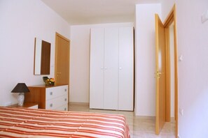 2 habitaciones, cuna de viaje, wifi gratis y ropa de cama