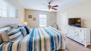 3 bedrooms, iron/ironing board, free WiFi, bed sheets - Pet Friendly, Private Pool, In Town, Views of Wetlands (Port Aransas)