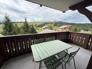Outdoor dining - 100m from ski slopes, 2nd floor, view panoramic, balcony, tv, ski locker, 40m², Les Saisies (Les Saisies)
