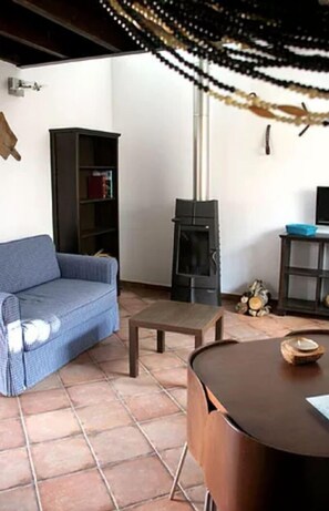 Fernseher, Kamin, Bücher
