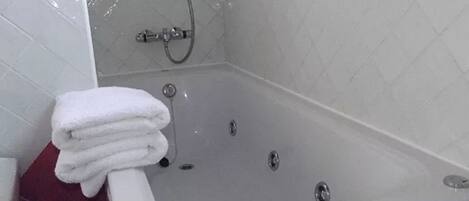 Baignoire à remous, séchoir à cheveux, bidet, serviettes fournies