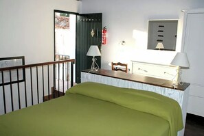 1 sovrum, strykjärn/strykbräda och sängkläder