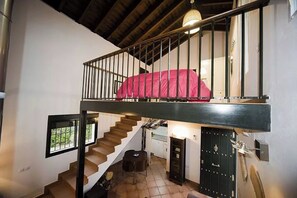 1 quarto, ferros/tábuas de passar roupa, roupa de cama
