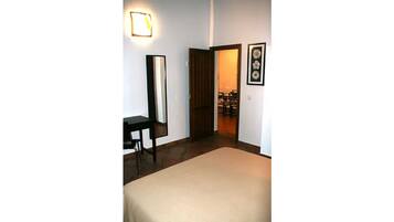 2 bedrooms, iron/ironing board, bed sheets