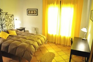 2 dormitorios, tabla de planchar con plancha, ropa de cama