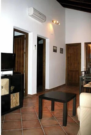 Una televisión, una chimenea, libros