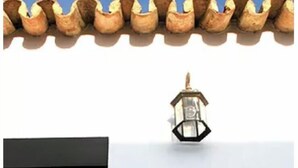 Un bâtiment blanc avec une porte noire, une enseigne en bois sur laquelle on peut lire « Casa del Hielo », et une lanterne au-dessus de la porte.