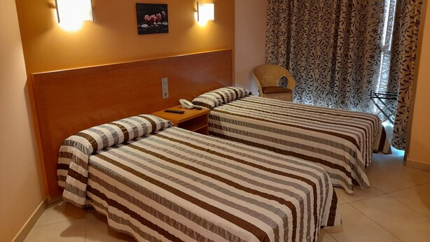 Basic Single Room | Bathroom - HOTEL AVENIDA (El Morell)