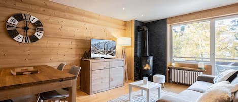 Flat-screen TV, fireplace
