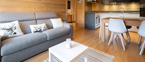 Télévision à écran plat, cheminée