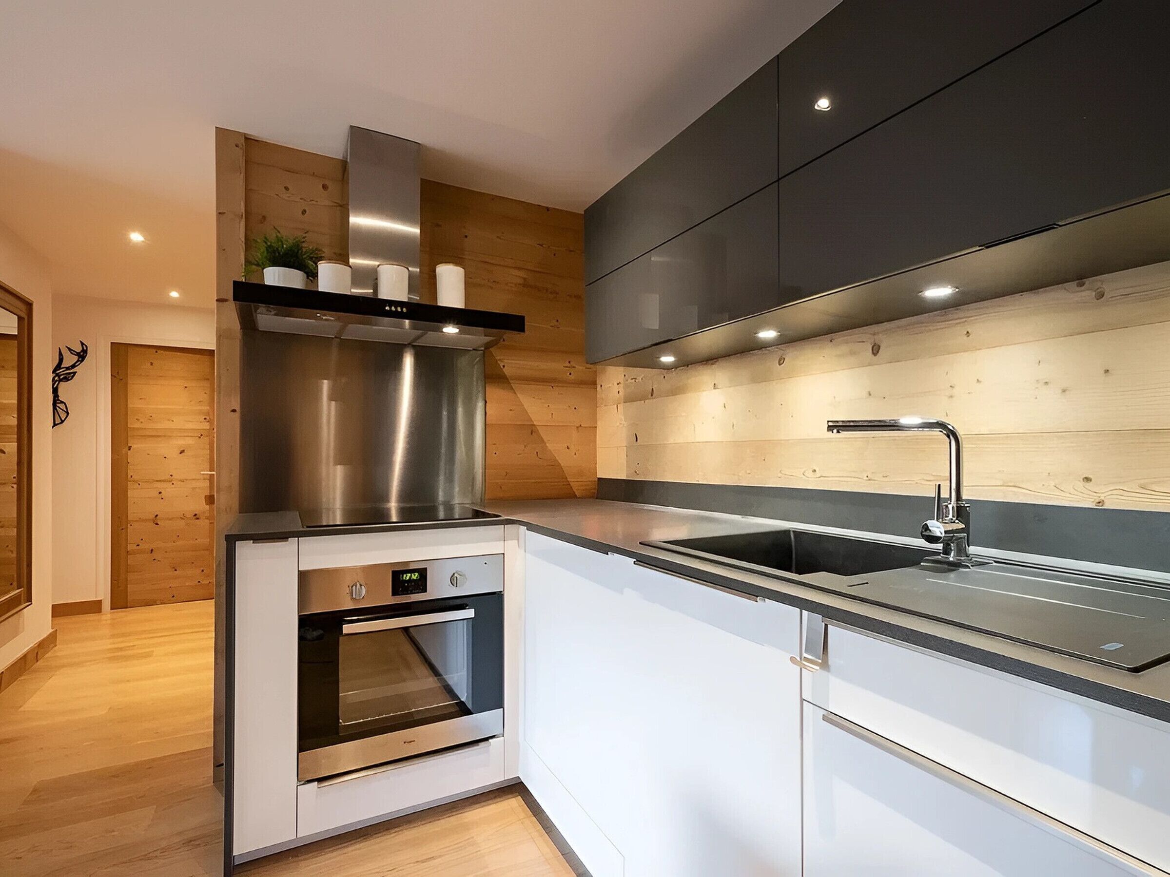 Réfrigérateur, four à micro-ondes, un four, surface de cuisson