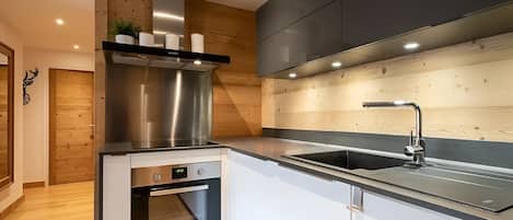 Réfrigérateur, four à micro-ondes, un four, surface de cuisson