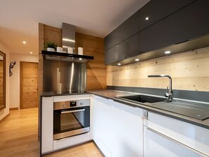 Frigorífico, microondas, horno y placa de cocina