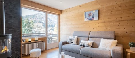 Flat-screen TV, fireplace