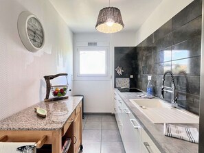 Fridge, microwave, oven, coffee/tea maker - Charming Holiday Home with Garden View, Terrace, Balcony & Parking in Royan (Royan)