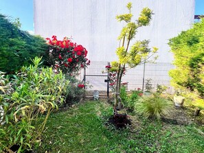 Property grounds - Charming Holiday Home with Garden View, Terrace, Balcony & Parking in Royan (Royan)